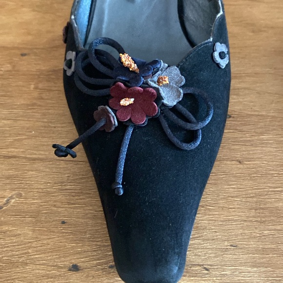 Stuart Weitzman Black Suede Mule- used

Size: 9 M Stuart Weitzman - Picture 3 of 16